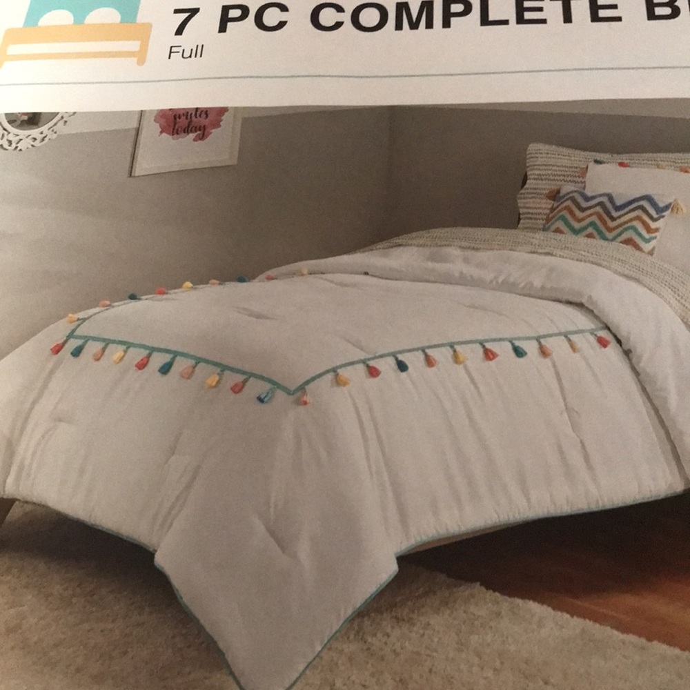 Beautiful 7 piece complete bed set brand new(NO OFFER PLEASE